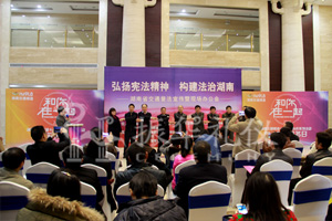 湖南9大职能部门面对面为车友服务 针对交通领域违规现场普法