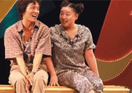 笑星何晶晶和周卫星